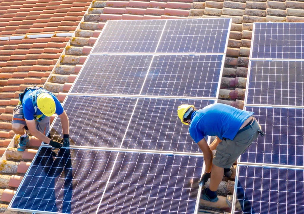 Red Solar Vertriebs GmbH Montage einer geplanten Photovoltaikanlage auf dem Dach eines Kunden Red Solar Vertriebs GmbH Montage einer geplanten Photovoltaikanlage auf dem Dach eines Kunden